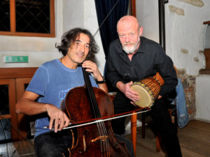 Kabarett/Musik im Salzstadel mit Taner Türker (Chello) und Reiner Tiefenbacher (Musik und Kabarett) Foto Bernhard Lechner